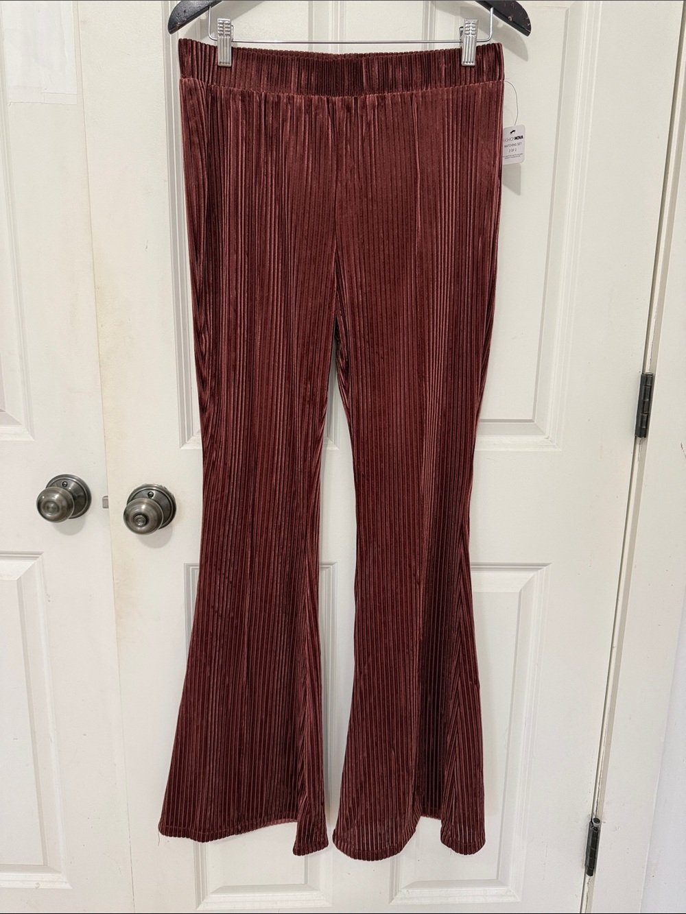 Fashion Nova women’s Ribbed Flare Leggings Burgundy Size Large NWT Elastic wais